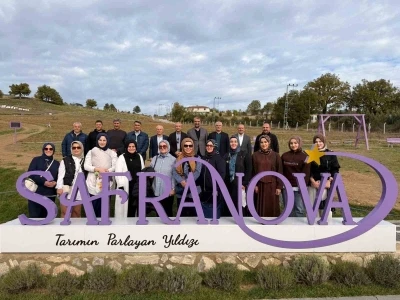 Eski Tarım Bakanı Mehdi Eker safran hasadı yaptı
