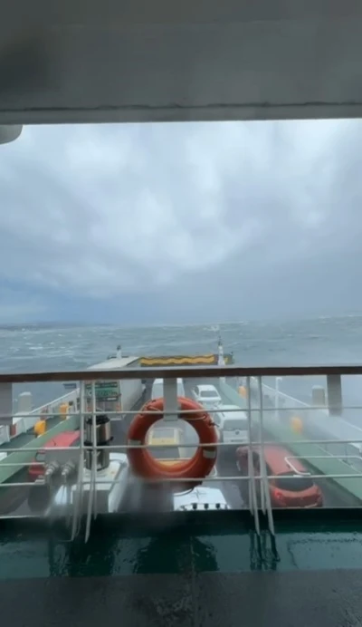 Eskihisar iskelesine yanaşamayıp s&uuml;r&uuml;klenen arabalı feribot g&uuml;venli b&ouml;lgede fırtınanın ge&ccedil;mesini bekliyor
