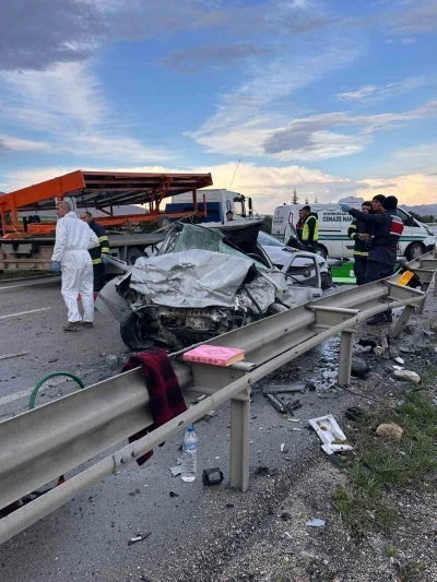 Eskişehir-Ankara yolunda feci kaza: 4 &ouml;l&uuml;, 2 yaralı
