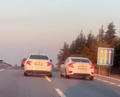 Eskişehir- Bursa yolunda birbirini sıkıştıran 2 ara&ccedil; trafiği tehlikeye attı
