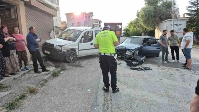 Eskişehir&rsquo;de 2 ara&ccedil; kafa kafaya &ccedil;arpıştı, faciadan d&ouml;n&uuml;ld&uuml;
