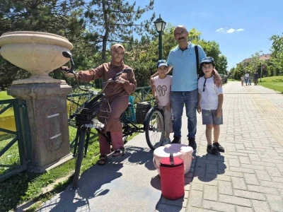 Eskişehir&rsquo;de 2 minik simit&ccedil;i ilgi odağı oldu
