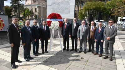 Eskişehir’de 29 Ekim kutlamaları çelenk sunma töreniyle başladı
