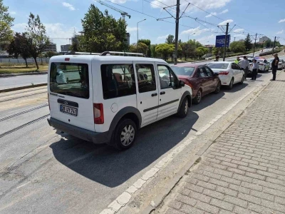 Eskişehir&rsquo;de 3 aracın karıştığı zincirleme trafik kazası ucuz atlatıldı
