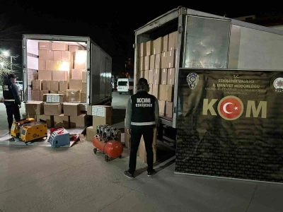 Eskişehir&rsquo;de 5 milyon 800 bin makaron ve kilolarca ka&ccedil;ak t&uuml;t&uuml;n ele ge&ccedil;irildi
