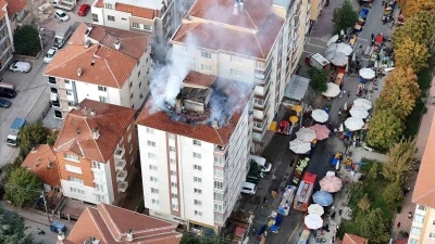 Eskişehir’de 7 katlı binanın çatısı alev alev yanarken onlar alışverişlerine devam etti
