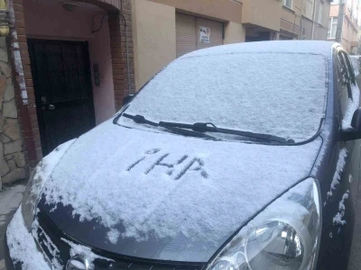 Eskişehir&rsquo;de ara&ccedil;lar karla kaplandı
