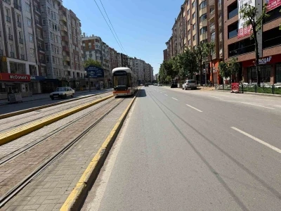 Eskişehir&rsquo;de bayramın ilk g&uuml;n&uuml; sokaklar boş kaldı

