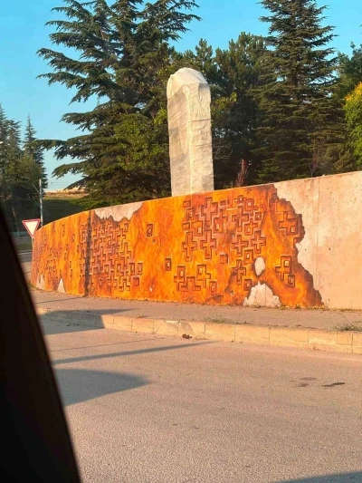 Eskişehir&rsquo;de bir parkın duvarlarındaki ha&ccedil; fig&uuml;rlerine tepki
