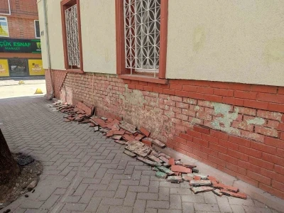 Eskişehir&rsquo;de cami duvarının dekoratif tuğlaları deforme olup kaldırıma d&ouml;k&uuml;ld&uuml;
