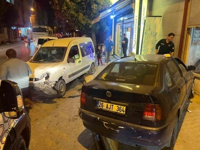 Eskişehir’de çarpışan araçlardan biri dükkana girdi
