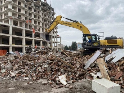Eskişehir&rsquo;de &ccedil;&ouml;ken binanın yanındaki riskli yapı da yıkıldı
