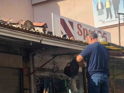 Eskişehir’de esnaf hergün çatıya tırmanıp kedileri besliyor
