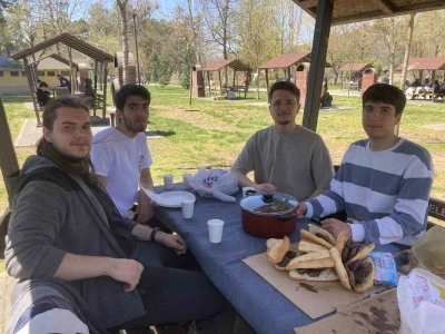 Eskişehir&rsquo;de gen&ccedil;ler doğa ve tarih gezisinin ardından mangalda buluştu
