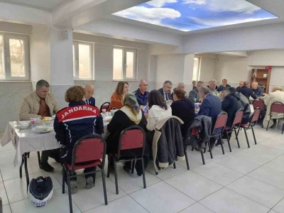 Eskişehir&rsquo;de g&ouml;n&uuml;l k&ouml;pr&uuml;s&uuml;: Şehit yakınları ve gaziler huzurevinde ağırlandı
