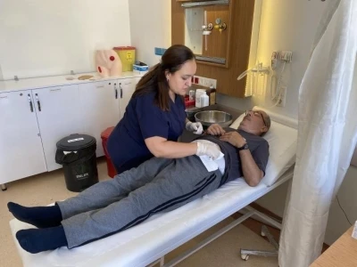 Eskişehir’de hastalar ve refakatçileri, Stoma ile nasıl ilgileneceklerini hastanede öğreniyor
