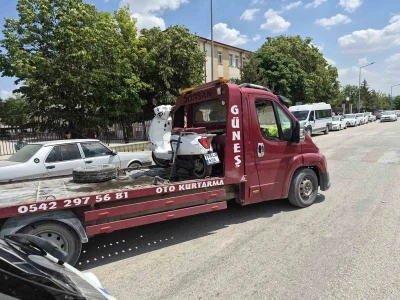 Eskişehir&rsquo;de hatalı U d&ouml;n&uuml;ş&uuml; kazaya sebep oldu: 1 yaralı
