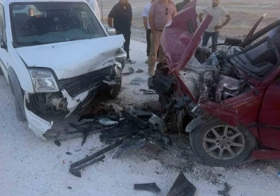 Eskişehir&rsquo;de iki ara&ccedil; kafa kafaya &ccedil;arpıştı: 1&rsquo;i ağır 3 yaralı
