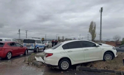 Eskişehir&rsquo;de iki otomobil &ccedil;arpıştı: 1 yaralı
