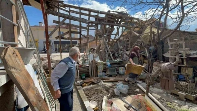 Eskişehir&rsquo;de ilgin&ccedil; kaza; belediye ekipleri yaşlı &ccedil;iftin evini adeta başına yıktı
