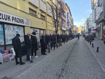 Eskişehir&rsquo;de ilk iftar &ouml;ncesi metrelerce "pide" kuyruğu
