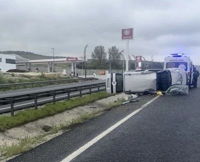 Eskişehir&rsquo;de ıslak yolda kontrolden &ccedil;ıkan ara&ccedil; yan yattı: 4 yaralı
