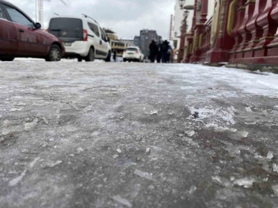 Eskişehir&rsquo;de kaldırımlar buz pistine d&ouml;nd&uuml;
