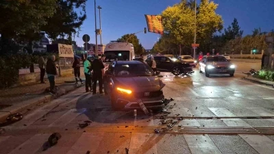 Eskişehir&rsquo;de kavşakta iki otomobil &ccedil;arpıştı: 2 yaralı
