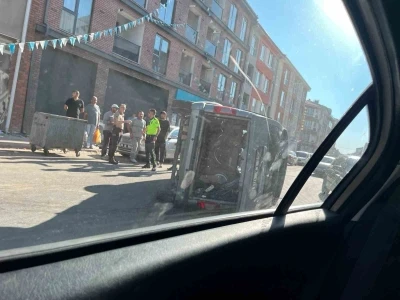 Eskişehir&rsquo;de kaza yapan hafif ticari ara&ccedil; yan yattı: 3 yaralı
