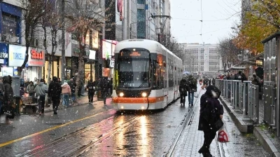 Eskişehir&rsquo;de lapa lapa yağan kar g&ouml;rsel ş&ouml;len oluşturdu
