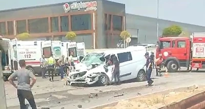 Eskişehir’de panelvan araç tıra arkadan çarptı: 1’i ağır 3 yaralı
