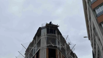 Eskişehir&rsquo;de panik anları: İnşaatın 8&rsquo;inci katından atlamaya &ccedil;alıştı
