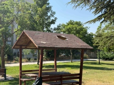 Eskişehir&rsquo;de parktaki kamelyanın &ccedil;atısında hasar meydana geldi
