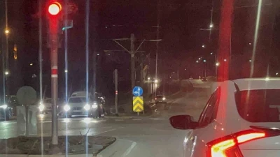 Eskişehir&rsquo;de raylarda ilerleyen otomobil tehlikeye davetiye &ccedil;ıkardı
