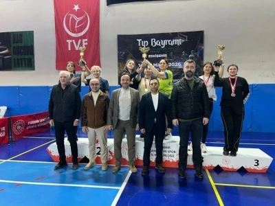 Eskişehir&rsquo;de sağlık &ccedil;alışanlarının masa tenisi heyecanı
