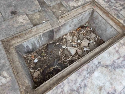 Eskişehir&rsquo;de tarihi &ccedil;eşmeye "&Ccedil;&ouml;p" darbesi: Muhtar &ccedil;areyi yazı asmakta buldu
