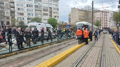 Eskişehir&rsquo;de tramvayın &ccedil;arptığı yaşlı kadın yaralandı
