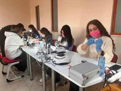 Eskişehir’de Türkiye’nin kamuya ait ilk protez tırnak atölyesi açıldı
