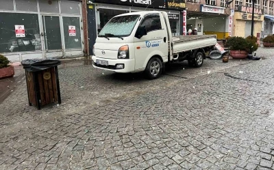 Eskişehir&rsquo;de &uuml;&ccedil; ara&ccedil;lık yere tek başına park etti
