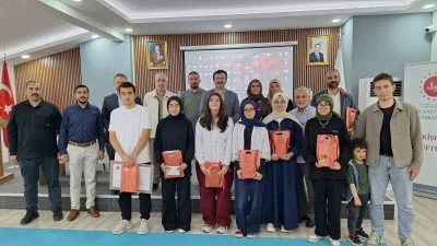 Eskişehir&rsquo;de umre &ouml;d&uuml;ll&uuml; bilgi yarışmasının kazananları &ouml;d&uuml;llerine kavuştu
