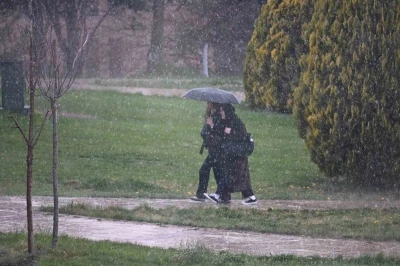 Eskişehir&rsquo;de yağmur bastırdı, &ouml;ğrenciler şemsiyelere sarıldı
