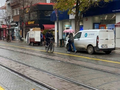 Eskişehir&rsquo;de yağmur etkisini g&ouml;sterdi
