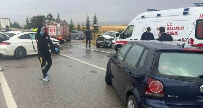 Eskişehir&rsquo;de yağmur sonrası 3 aracın karıştığı trafik kazası, 2&rsquo;si ağır 6 yaralı
