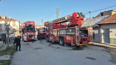 Eskişehir&rsquo;de yangın paniği: Mahalleli sokağa d&ouml;k&uuml;ld&uuml;

