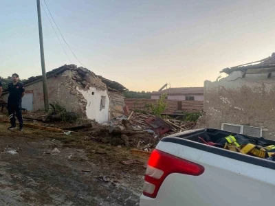 Eskişehir&rsquo;de yangından d&ouml;nen itfaiye aracı eve &ccedil;arptı: 3 itfaiye eri yaralı
