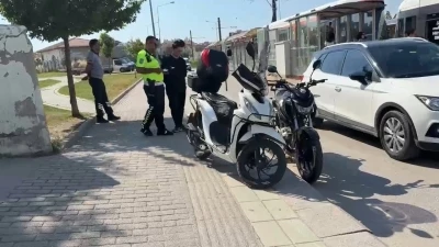 Eskişehir&rsquo;de yaya ge&ccedil;idinde motosikletler &ccedil;arpıştı
