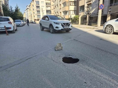 Eskişehir&rsquo;de yol &ccedil;&ouml;kt&uuml;, s&uuml;r&uuml;c&uuml;ler zor anlar yaşadı
