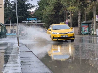 Eskişehir g&uuml;ne yağmurla başladı
