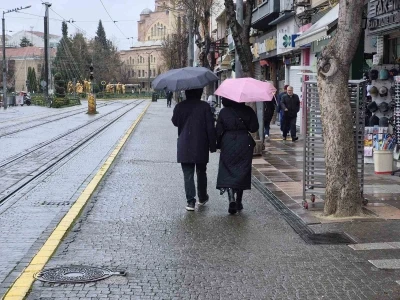 Eskişehir g&uuml;ne yağmurla başladı
