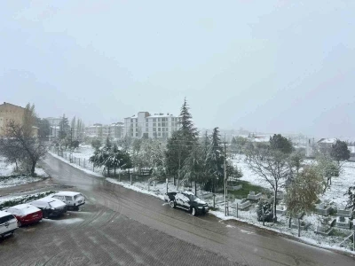 Eskişehir&rsquo;in bazı il&ccedil;eleri g&uuml;ne beyaz &ouml;rt&uuml;yle uyandı
